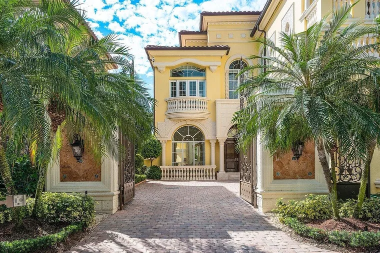 Gated entry and motor court - 464 Addison Park Lane, Boca Raton
