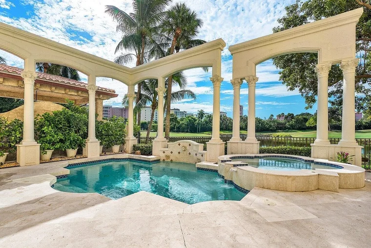 Pool and spa facing the lake - 464 Addison Park Lane, Boca Raton